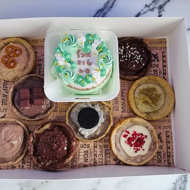 קופסאות עוגיות עם מדבקת המותג
